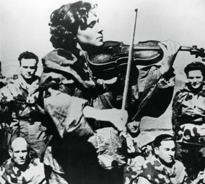 Russische Armeekrankenschwester spielt Geige, Ostfront, 1944