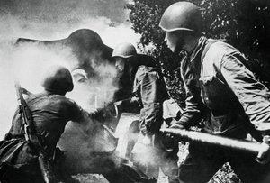Russische Artillerie im Einsatz, Ostfront, 1943 von Unbekannt