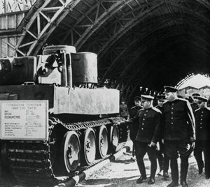 Russische Generäle inspizieren eine Ausstellung erbeuteter deutscher Waffen, Russland, 1943