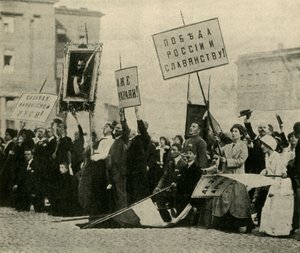 Russen beten für den Erfolg ihrer Truppen, Petrograd, Erster Weltkrieg, 1914, um 1920 von Unbekannt