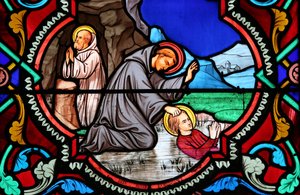 Herz-Jesu-Kirche: Buntglasfenster: Benedikt von Nursia, Schutzpatron Europas und der Studenten