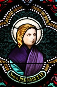Herz-Jesu-Kirche. Buntglasfenster: Ste. Bernadette Soubirous ist bekannt für die Marienerscheinungen, 20160604, Moulins, Frankreich von Unbekannt