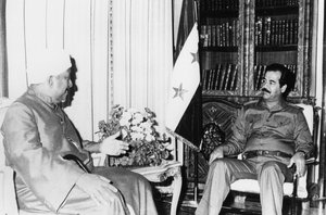 Saddam Hussein bei einem Treffen, Irak, 1986
