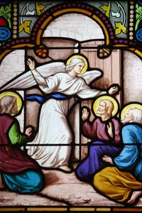 Kathedrale Saint-Corentin, Quimper Buntglasfenster: Erscheinung des Engels an Petrus, Quimper, Frankreich