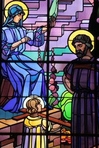 Kirche Saint-Joseph de Chedde. Heilige Familie Buntglasfenster von Raphael Lardeur, Chedde, Frankreich