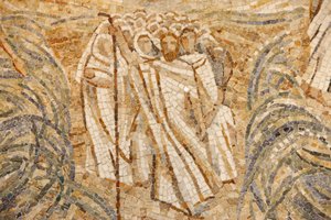 Abteibasilika Saint-Maurice, Mosaik von Madeleine Diener: Moses und die Hebräer überqueren das Rote Meer, Saint-Maurice, Schweiz