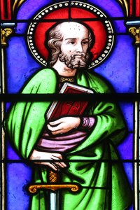 Saint-Pere Kirche. Glasfenster. Paulus der Apostel. Frankreich