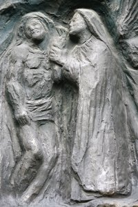 Saint-Pierre de Montmartre Kirche: Notre-Dame-Tor Skulptur: Jesus wird vom Kreuz abgenommen, Paris, Frankreich