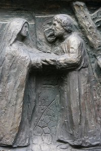 Saint-Pierre de Montmartre Kirche: Notre-Dame-Tor Skulptur: Jesus trifft seine Mutter auf der Via Dolorosa, Paris, Frankreich