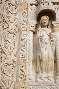 Basilika Saint Denis. Zentrales Portal. Die kluge Jungfrau, 20150919, Saint-Denis, Frankreich