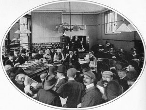 Verkauf von nicht eingelösten Waren bei Debenham, Storr und Sons Auktionsräumen, London, ca. 1903 von Unbekannt