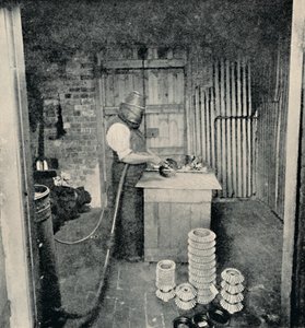 Sandstrahlen von Zahnrädern, ca. 1917 von Unbekannt