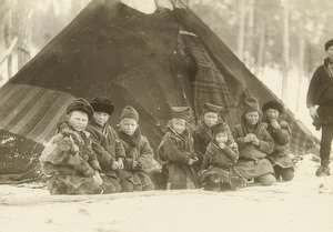 Schweden. Lappländische Kinder vor einem Zelt
