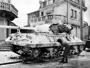 Zweiter Weltkrieg (1939-1945): Luxemburg um den 20. Dezember 1944: An der Südflanke des deutschen Vormarsches bemalte ein amerikanischer Soldat einen weißen M36-Panzer, um sich an die Wetterbedingungen anzupassen