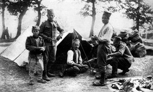 Serbische Soldaten beim Campen, Erster Weltkrieg, 1914