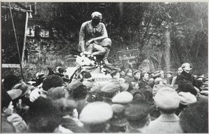Sergei Jessenin bei der Einweihung des Koltsov-Razin-Denkmals, 1918