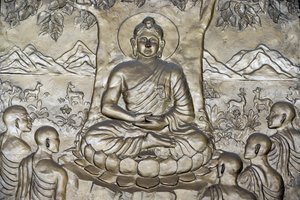Shakyamuni Buddha predigt die Lehre - das Rad des Gesetzes - seinen fünf Jüngern, Ho-Chi-Minh-Stadt, Vietnam