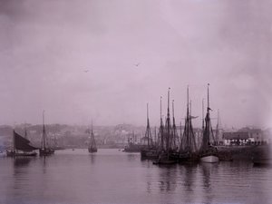 Schiffe im Hafen von Plymouth in Devon