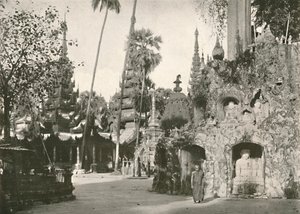 Schreine an der Shwe-Dagon-Pagode, Rangun, 1900