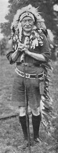 Sir Robert Baden-Powell, gekleidet in die Tracht eines Indianerstammes, um 1925 von Unbekannt