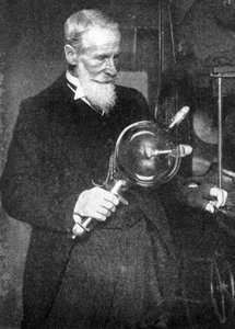 Sir William Crookes 1832-1919, englischer Chemiker und Physiker, 1926 von Unbekannt