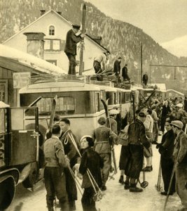 Skifahrer kommen in St. Anton am Arlberg an, Österreich, um 1935 von Unbekannt