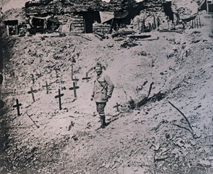 Soldat unter Holzkreuzen, um 1914-1918 von Unbekannt