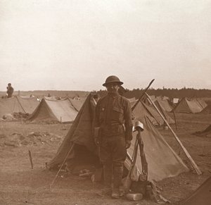 Soldat steht neben Zelt, amerikanisches Lager, Melette, Frankreich
