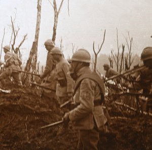 Vorrückende Soldaten, ca. 1914-1918