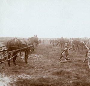 Soldaten und pferdegezogene Artillerie, um 1914-1918