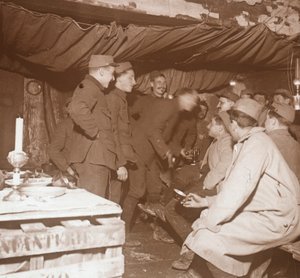 Soldaten in einem Unterstand, Genicourt, Nordfrankreich, um 1914-1918