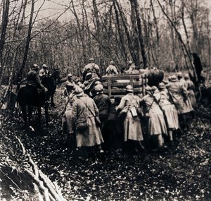 Soldaten im Wald, um 1914