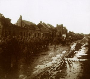 Soldaten marschieren an zerstörten Häusern vorbei, Champagne, Nordfrankreich, ca. 1914-1918