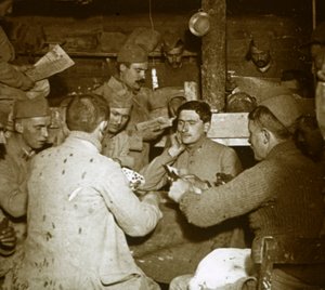 Soldaten spielen Manille [Kartenspiel] in den Schützengräben, ca. 1914-1918 von Unbekannt