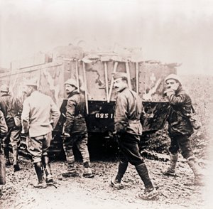 Soldaten gehen hinter einem Panzer, ca. 1914-ca. 1918