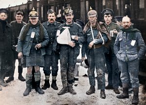 Einige fröhliche Verwundete aus den Kämpfen von Neuve Chapelle, die erbeutete deutsche Helme tragen, 1915