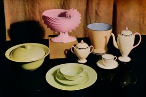 Einige der neuesten Produkte der Wedgwood Etruria Fabrik, 1936 von Unbekannt