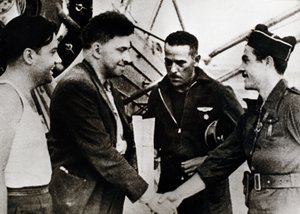 Spanischer Bürgerkrieg (1936-1939): Ilja Grigorjewitsch Ehrenburg (1891-1967), russischer Schriftsteller, bei seiner Ankunft am Flughafen von Barcelona (Spanien) (zweiter von links), als sowjetischer Korrespondent des Bürgerkriegs