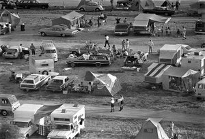 Zuschauer warten auf den Start von Apollo 11 von Unbekannt