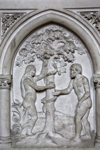 St. Martins katholische Kirche, Villers-sur-Mer, Frankreich. Relief: Adam und Eva