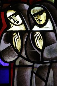 Glasfenster in der Kirche Notre-Dame-de-la-Trinité: Nonnen, Blois, Frankreich