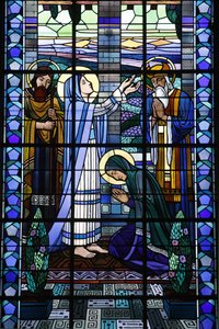 Glasfenster in der katholischen Kirche Notre Dame du Rosaire: Die Heimsuchung, Saint-Ouen, Frankreich