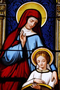 Glasfenster in der Kathedrale Saint-Louis: Maria wird von ihrer Mutter Anna unterrichtet, Blois, Frankreich