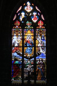 Glasfenster. Die Himmelfahrt der Jungfrau, Bourges, Frankreich