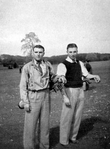 Stanley Matthews und Eddie Hapgood machen eine Pause zwischen den Schüssen während einer Golfrunde, 1945