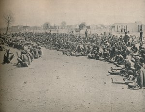 Verhungernde Eingeborene kommen zur staatlichen Hilfe nach Bulawayo, ca. 1900