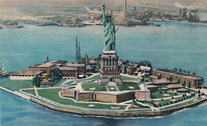 Freiheitsstatue auf Bedloes Island im New Yorker Hafen. New York City, um 1940er