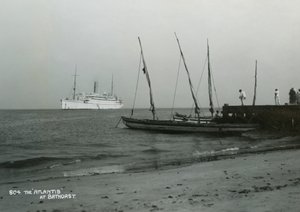 Dampfschiff Atlantis vor Bathurst, Gambia, 20. Jahrhundert von Unbekannt