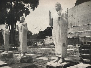 Steinstatuen vor der in Wiederherstellung befindlichen Ruwanwali-Dagoba, Anuradhapura, 1926