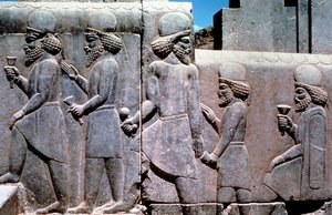 Steinrelief zeigt Untertanen, die Tribut bringen, Südiran, 6.-5. Jahrhundert v. Chr. von Unbekannt